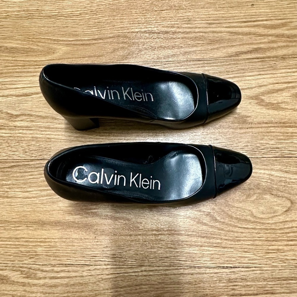 Calvin Klein tone two black pumps - Picture 3 of 10